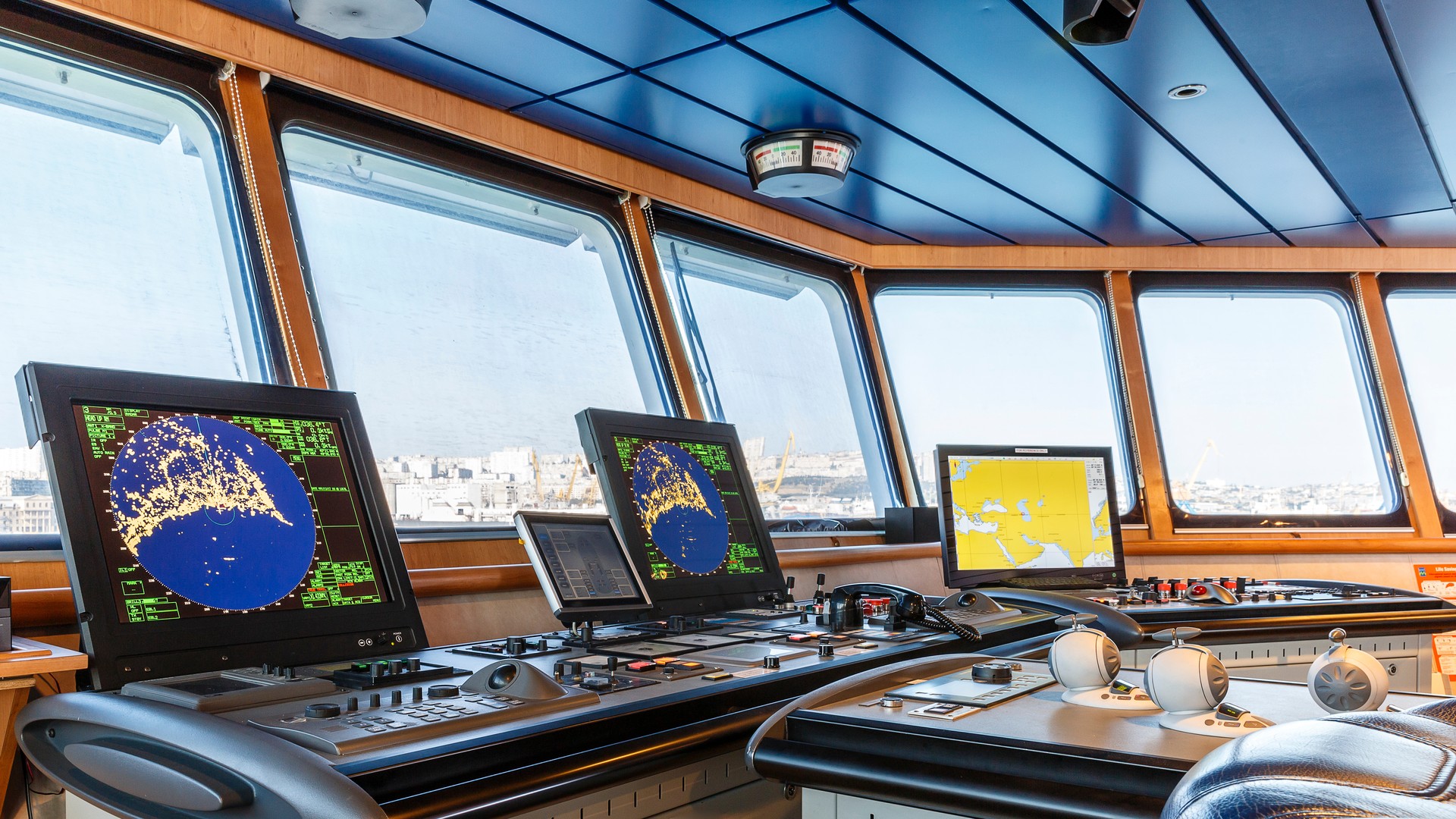 Why Choose Anti-Reflective Over Anti-Glare on a Bridge?