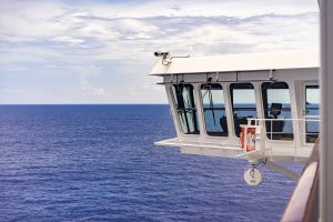Cámara de vigilancia marítima montada en el puente de mando de un barco, que observa las cubiertas inferiores; representativa de una instalación de cámara de atraque montada en el casco.